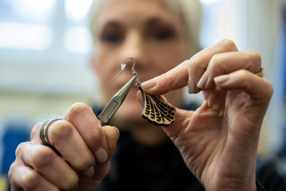 Der letzte Schliff: Handarbeit von Anita Zünd